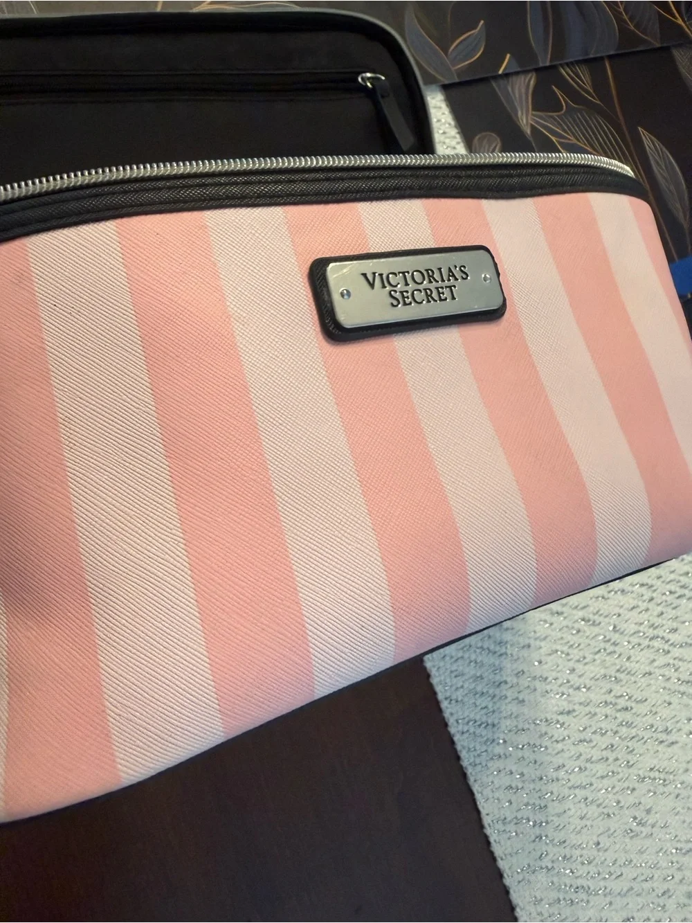 🩷🤍 Victoria’s Secret Cosmetics Case. Excellent condition!